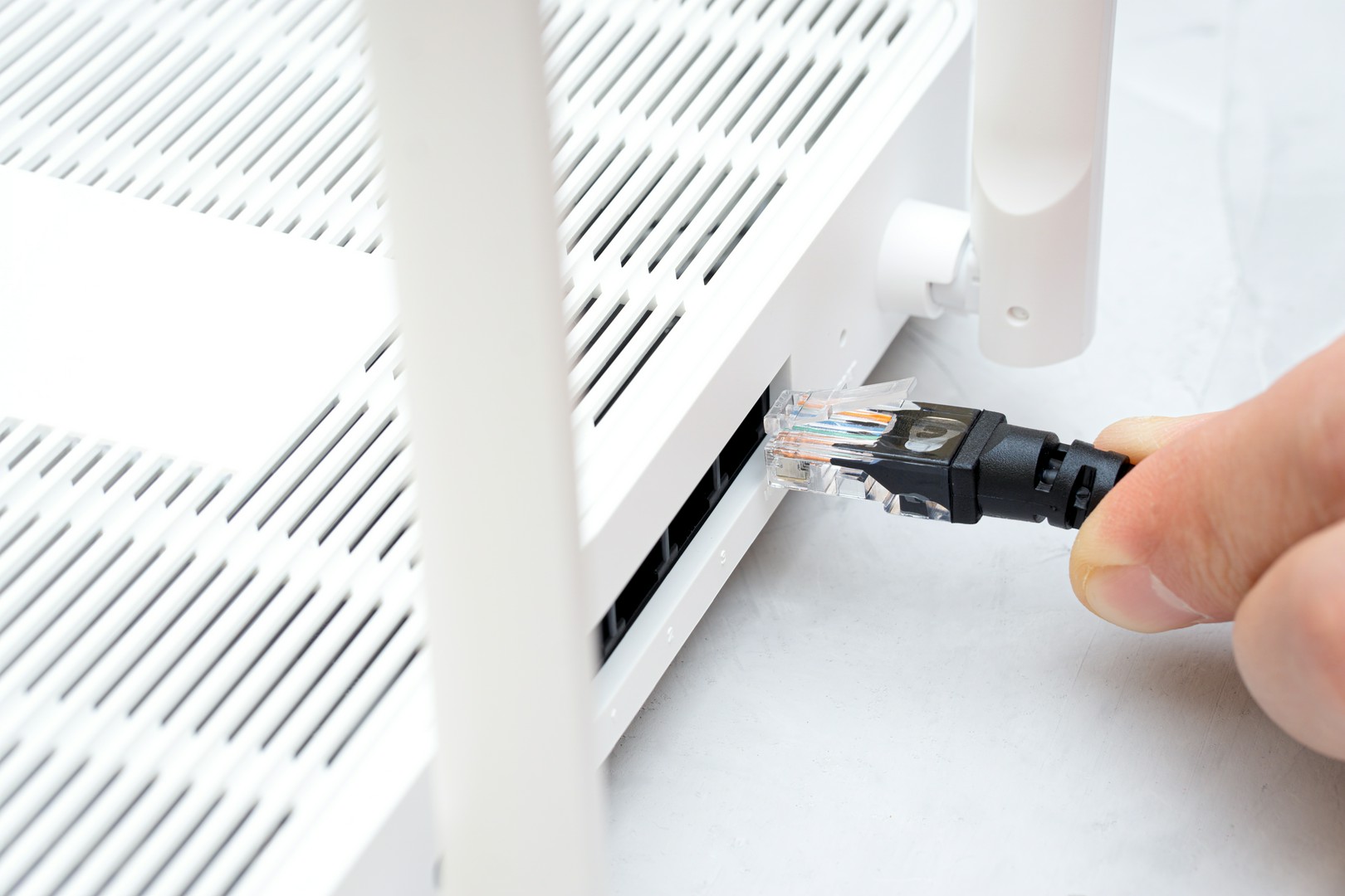 Na co zwrócić uwagę przy porównywaniu ofert dostawców internetu w mniejszych miastach?